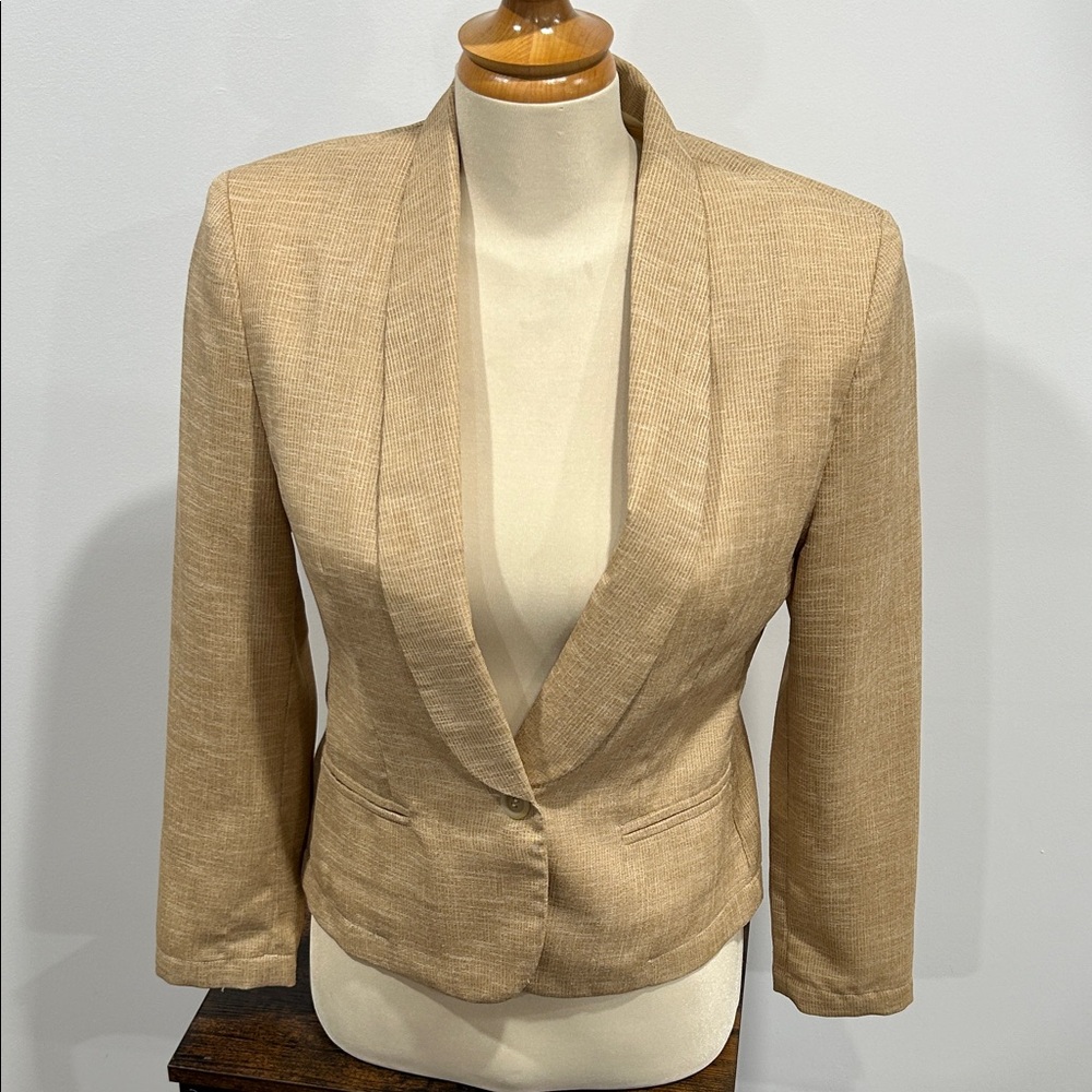 Vintage light weight women’s blazer with shoulder pads